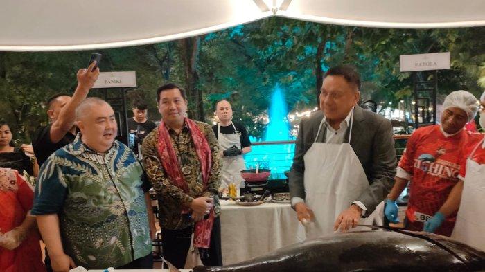 Olly Dondokambey pamer kemampuan memotong ikan Tuna saat pembukaan Discover North Sulawesi di Hotel Borobudur Jakarta, Jumat (1/9/2023).