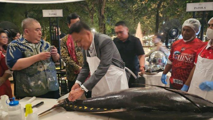 Olly Dondokambey pamer kemampuan memotong ikan Tuna saat pembukaan Discover North Sulawesi di Hotel Borobudur Jakarta, Jumat (1/9/2023).