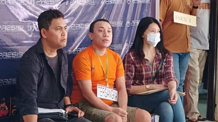 Potret Opal tersangka pembunuhan Bemo preman Manado saat menjalani rekonstruksi di Polresta Manado.