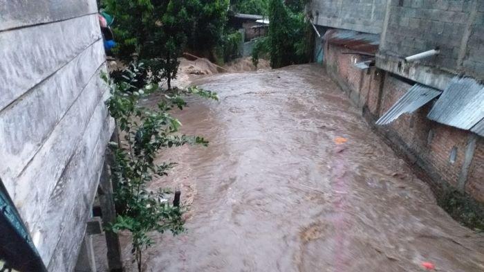 ORANG HANYUT: Sungai di Kelurahan Kotobangon, Kotamobagu yang menjadi lokasi korban hanyut di Kotamobagu, Kamis (30/1/2025). Hingga saat ini korban belum ditemukan.