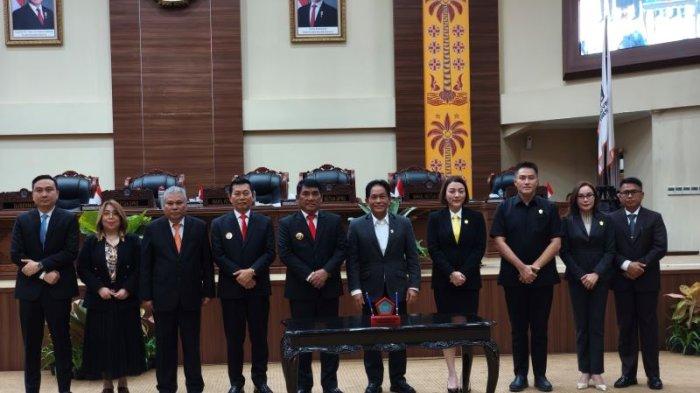 RAPAT PARIPUNA - Gubernur Sulawesi Utara Yulius Selvanus Komaling (YSK) foto bersama para pimpinan DPRD Sulut, Senin (19/5/2025). Ia menghadiri rapat paripurna dalam rangka penyampaian rekomendasi DPRD Sulut atas LKPJ Gubernur Sulut tahun 2024.
