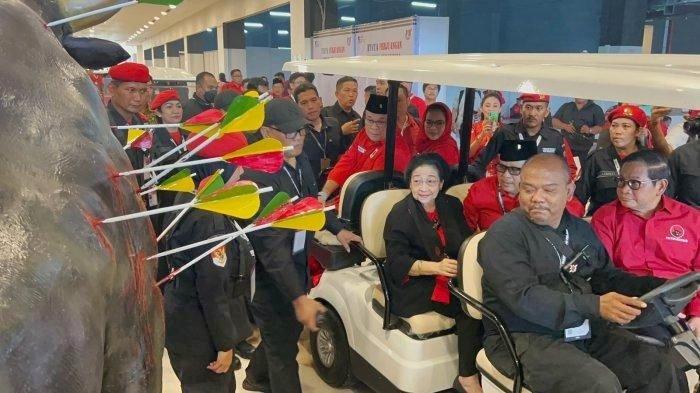 PDIP Nyatakan Jokowi dan Gibran Tak Diundang Hadiri Rakernas PDIP karena Langgar Konstitusi. Ketum PDIP terlihat menghadiri dengan naik mobil.