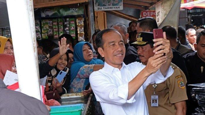 Presiden Jokowi bagi-bagi bansos tanpa Mensos Risma.