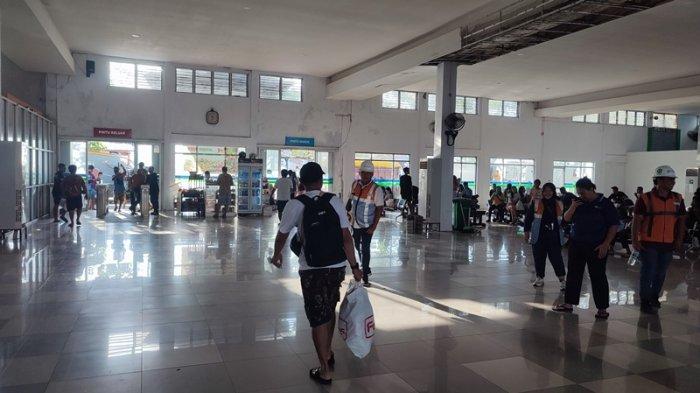 PELABUHAN: Aktivitas mudik di Pelabuhan Manado Sulawesi Utara, Selasa 28 Maret 2025. Semua kapal yang berlayar ke Kepulauan Talaud hingga ke Ternate Maluku Utara membludak.