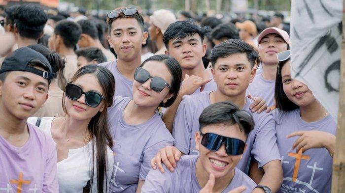 PEMUDA GMIBM - Potret anggota Komisi Pemuda Jemaat GMIBM Imanuel Sinsingon di lokasi Selebrasi Pemuda GMIBM di Desa Bolangat Timur, Buntalo, Bolmong, Senin (21/4/2025). Jemaat GMIBM Imanuel Bolangat Timur wilayah Buntalo, menjadi host tahun ini. Bendera Sinsingon Karu Kami dari Jemaat GMIBM Imanuel Sinsingon juga tampak berkibar dan mencuri perhatian.