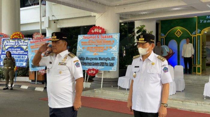 APEL PERDANA - Gubernur Sulawesi Utara Yulius Selvanus didampingi Wakil Gubernur Sulut Victor Mailangkay bersiap mengikuti apel perdana di halaman Kantor Gubernur Sulut, Rabu (5/3/2025). Yulius bakal sidak ke dinas.
