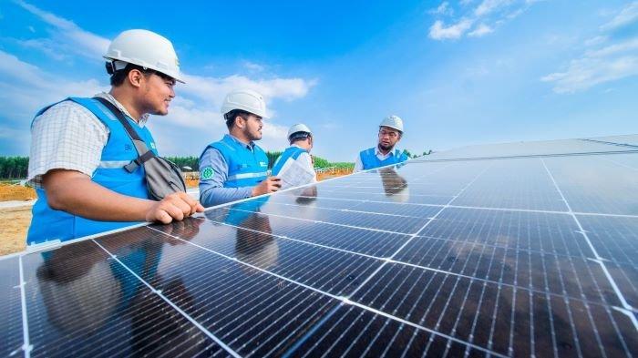 Petugas PLN melakukan inspeksi solar panel PLTS IKN.