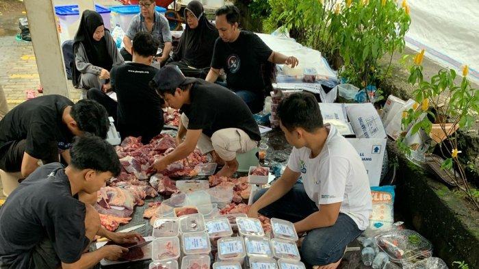 Daging kurban yang sudah disiapkan oleh pegawai dan relawan kemudian akan disalurkan kepada relawan, masyarakat beserta keluarga yang membutuhkan
