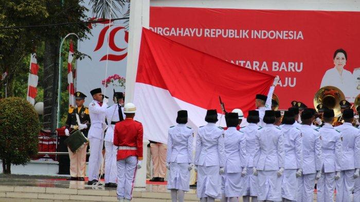 Suasana khidmat saat pengibaran Bendera Merah Putih pada Upacara Bendera Peringatan ke-79 Kemerdekaan Republik Indonesia (17/08).