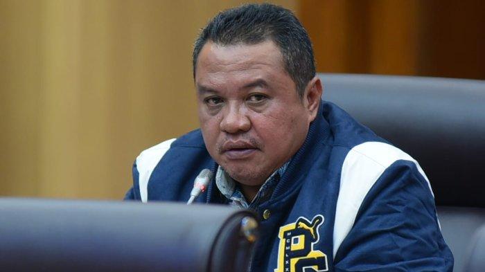 Anggota Komisi VII DPR RI Lamhot Sinaga saat menyampaikan tanggapan atas paparan Kementerian Energi Sumber Daya Mineral (ESDM) dan PLN terkait revisi Rencana Usaha Penyediaan Tenaga Listrik pada Rapat Dengar Pendapat, Rabu (15/11), di Jakarta. Dirinya menilai upaya pemerintah Indonesia dan PLN dalam menurunkan emisi karbon di sub sektor kelistrikan telah berada di jalur yang tepat untuk mencapai Net Zero Emissions (NZE) di tahun 2060.