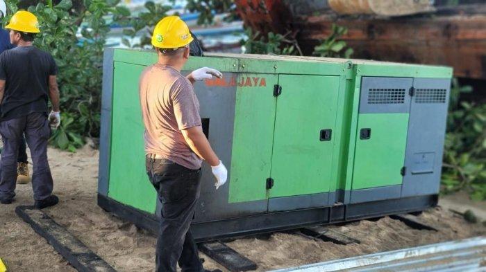 Proses mobilisasi mesin dengan kapasitas 2 x 100 kilowatt (kW) untuk mendukung penormalan sistem kelistrikan di Pulau Bunaken (07/07).