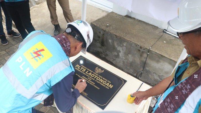 General Manager PLN UID Suluttenggo, Atmoko Basuki tandatangani prasasti PLTS Laotongan UP3 Tahuna di Desa Laotongan, Kabupaten Kepulauan Sangihe (10/9).