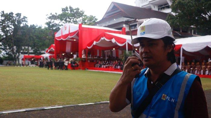 Petugas PLN saat menjaga langsung keandalan pasokan listrik saat jalannya Upacara Bendera Peringatan ke-79 Kemerdekaan Republik Indonesia di Kantor Gubernur Sulawesi Utara (17/08).