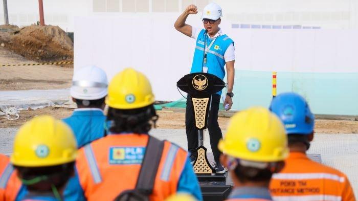 Direktur Utama PLN, Darmawan Prasodjo ketika memimpin Apel Siaga Kelistrikan HUT ke-79 RI di IKN pada Jumat (16/8). Darmawan terjun langsung memimpin 450 personel PLN yang bersiaga di 17 posko pada venue-venue rangkaian HUT ke-79 RI, baik yang berlokasi pada Kawasan Inti Pusat Pemerintahan (KIPP), maupun pada area-area strategis IKN lainnya.