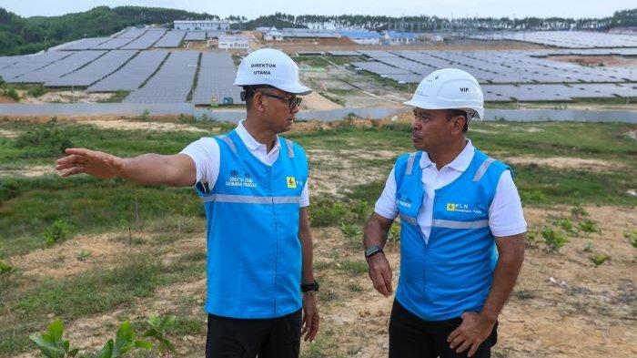 Direktur Utama PLN, Darmawan Prasodjo (kiri) dan Direktur Utama PLN Nusantara Power, Ruly Firmansyah (kanan) ketika memastikan PLTS IKN siap dan andal memasok listrik hijau untuk rangkaian HUT RI ke-79.