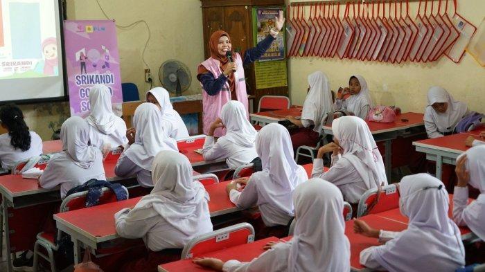 Suasana ketika Srikandi PLN Unit Induk Transmisi Jawa Bagian Barat (UIT JBB) melakukan tanya jawab dengan siswa Sekolah Dasar Negeri (SDN) Limo 2 Kota Depok, Jawa Barat.