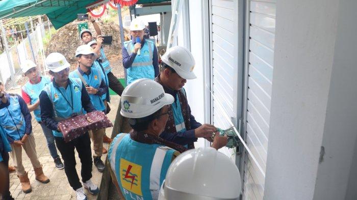 Pemotongan pita pada peresmian PLTS Laotongan UP3 Tahuna oleh General Manager UID Suluttenggo Atmoko Basuki (10/9).