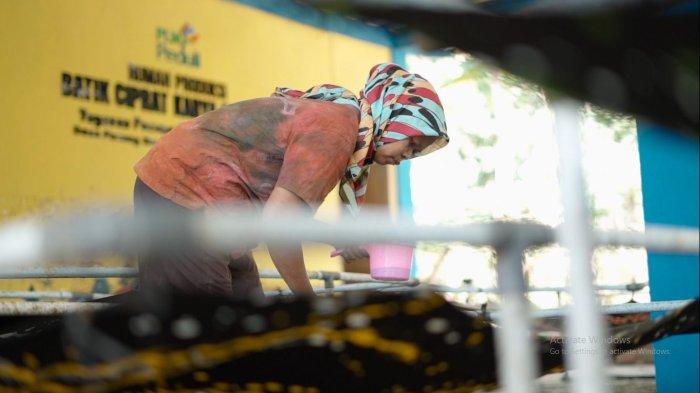 Misiyem, salah seorang pekerja difabel dari Rumah Produksi Batik Ciprat Karya Barokah melakukan proses produksi batik di workshop -nya yang terletak di Desa Pucung, Kabupaten Wonogiri, Jawa Tengah.