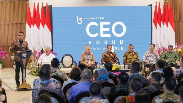 Mewakili ratusan CEO Perusahaan se-Indonesia, Direktur Utama PLN Darmawan Prasodjo (kiri) menyampaikan laporan bertema