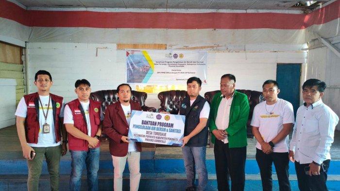 PT PLN (Persero) Unit Induk Pembangunan Sulawesi melalui program PLN Peduli berkolaborasi dengan Persatuan Perawat Nasional Indonesia (PPNI) menjalankan kegiatan Tanggung Jawab Sosial dan Lingkungan (TJSL) penyediaan air bersih dan sanitasi yang layak di Desa Torosiaje Kecamatan Popayato Kabupaten Pohuwato