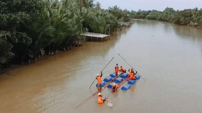 Perjuangan petugas PLN dalam memobilisasi jaringan listrik untuk daerah terpencil di Kabupaten Wajo, Provinsi Sulawesi Selatan.