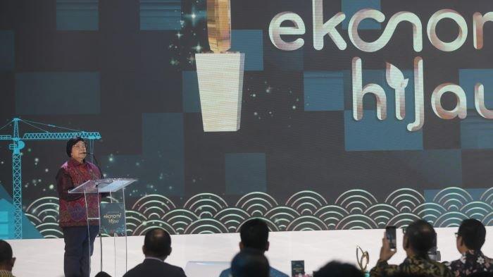 Direktur Utama PLN Darmawan Prasodjo (kedua dari kiri) didampingi Direktur Manajemen Pembangkitan PLN Adi Lumakso (kiri), Direktur Utama PLN Nusantara Power Ruly Firmansyah (kanan), dan Managing Director Masdar Asia Pacific, Sujit S. Parhar (kedua dari kanan) berjalan diantara panel surya untuk memasang bendera merah putih saat meninjau pembangkit listrik tenaga surya (PLTS) terapung Cirata di Purwakarta, Jawa Barat. Kehadiran PLTS ini menjadi bukti bahwa PLN mampu menjadikan transisi energi menjadi sebuah kekuatan untuk meningkatkan ketahanan energi nasional.
