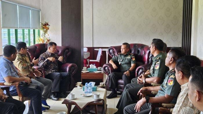 Suasana pertemuan antara General Manager PLN Unit Induk Distribusi (UID) Sulawesi Utara, Tengah, dan Gorontalo (Suluttenggo), Atmoko Basuki dan Pangdam XIII Merdeka Mayjen TNI Candra Wijaya, M.A yang berlangsung di Kodam XIII Merdeka (17/08).