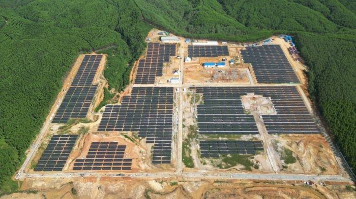 Area PLTS IKN di Kalimantan Utara. Sejak Februari 2023, PLTS ini telah mengalirkan listrik untuk kawasan IKN dengan kapasitas 10 megawatt. Jumlah tersebut akan bertambah hingga mencapai 50 megawatt pada akhir tahun 2024.