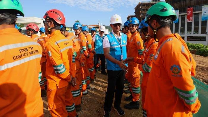 Direktur Utama PLN Darmawan Prasodjo ketika menyapa dan memotivasi para personel PLN dalam menjaga keandalan listrik di Kawasan Inti Pusat Pemerintahan (KIPP) IKN.