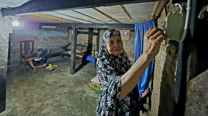 Lija Dg. Tasa, warga Kelurahan Karunrung, Kota Makassar, mengaku bersyukur atas bantuan pasang baru listrik gratis yang dihadirkan oleh PLN untuk dirinya. Sebelumnya Lija belum berkesempatan menikmati aliran listrik dan hanya menggunakan lilin di malam hari. Ia juga menggantungkan kehidupan sehari-hari dari bantuan tetangga.