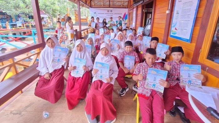 Pelatihan Dasar pengembangan Eduwisata dengan memberikan Pengenalan Wisata Palaes dalam bentuk belajar Bahasa Inggris gratis yang berkolaborasi dengan Yayasan Atackerz serta memberikan Edukasi Kelistrikan bahaya dan manfaat listrik melalui Komik Si Lintar bagi 30 Anak-Anak di Desa Berdaya PLN yaitu Desa Palaes.
