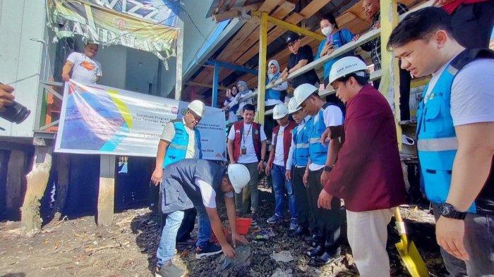 PT PLN (Persero) Unit Induk Pembangunan Sulawesi melalui program PLN Peduli berkolaborasi dengan Persatuan Perawat Nasional Indonesia (PPNI) menjalankan kegiatan Tanggung Jawab Sosial dan Lingkungan (TJSL) penyediaan air bersih dan sanitasi yang layak di Desa Torosiaje Kecamatan Popayato Kabupaten Pohuwato
