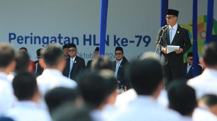 Direktur Utama PLN, Darmawan Prasodjo saat menjadi pembina upacara Hari Listrik Nasional (HLN) ke-79 di Kantor Pusat PLN, Jakarta, Senin (28/10). Dalam momentum HLN ke-79, Darmawan mengatakan, PLN terus berkomitmen mendukung upaya Pemerintah untik mendorong pertumbuhan Indonesia melalui penyediaan listrik hijau yang andal dan affordable.