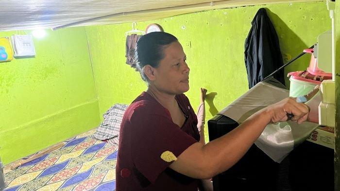 Hasbia, warga Kota Makassar tengah beraktivitas dan menikmati nyala listrik di malam hari berkat program bantuan pasang baru listrik gratis dari PLN, Light Up The Dream.