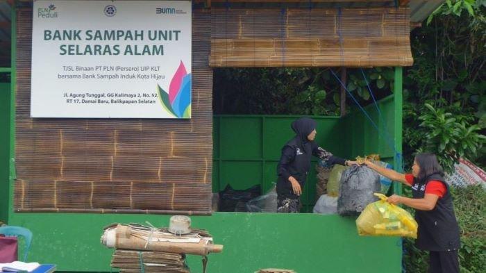 Aktivitas setor sampah dari Nasabah ke Bank Sampah Unit Selaras Alam di Balikpapan Selatan yang dilakukan setiap dua minggu sekali