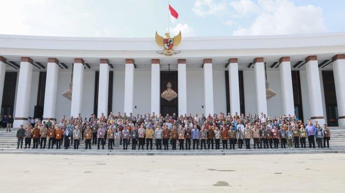 Foto bersama Presiden Republik Indonesia, Joko Widodo, Para Menteri Kabinet Indonesia Maju dan Ratusan CEO Perusahaan pada sela acara Kompas100 CEO Forum di Istana Negara, Ibu Kota Nusantara (IKN) pada Jumat (11/10).