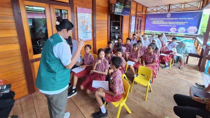 Pelatihan Dasar pengembangan Eduwisata dengan memberikan Pengenalan Wisata Palaes dalam bentuk belajar Bahasa Inggris gratis yang berkolaborasi dengan Yayasan Atackerz serta memberikan Edukasi Kelistrikan bahaya dan manfaat listrik melalui Komik Si Lintar bagi 30 Anak-Anak di Desa Berdaya PLN yaitu Desa Palaes.