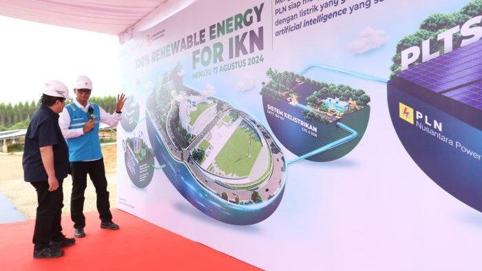 Menteri BUMN Erick Thohir (kiri) mendengar penjelasan Direktur Utama PLN Darmawan Prasodjo (kanan) mengenai rencana PLN dalam pengembangan infrastruktur kelistrikan dan telekomunikasi di Ibu Kota Nusantara (IKN) saat mengunjungi pembangkit listrik tenaga surya (PLTS) IKN, di Penajam Paser Utara, Kalimantan Timur, Sabtu (29/6).
