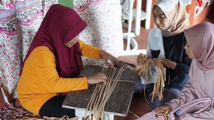 UMK binaan Rumah BUMN Sumbawa sedang melakukan produksi kerajinan.