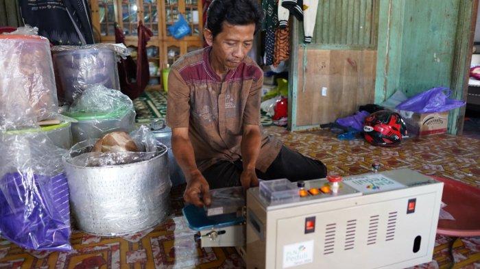 Syairillah pemilik UMK Salma Home Industri yang penerima bantuan alat peningkatan produksi. Dengan adanya bantuan tersebut, produk Syairillah mampu masuk ke minimarket modern.