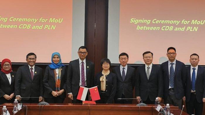 Kiri ke kanan: EVP Keuangan PLN, Maya Rani Puspita, Direktur Perencanaan Korporat dan Pengembangan Bisnis PLN, Hartanto Wibowo, Direktur Keuangan PLN, Sinthya Roesly, Direktur Utama PLN, Darmawan Prasodjo, President of CDB Xiamen Branch, Zeng Liqing, General Manager of International Cooperation Department II CDB, Li Yunzhi, Deputy General Manager of International Cooperation Department II CDB, Sun Bo, Director of Business Development Division II of International Cooperation Department II CDB, Dong Haoyu, dan Director of International Cooperation Division of CDB Xiamen Branch, Ruan Xuefeng.