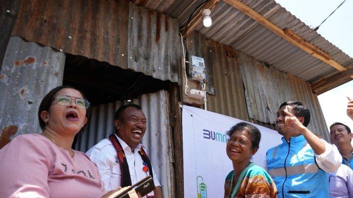 Nelci Tana Tabun (ketiga dari kiri), warga Kelurahan Belo, Kupang, Nusa Tenggara Timur (NTT), tampak sangat bahagia setelah mendapat bantuan pasang baru listrik gratis dari program Light Up The Dream. Penyalaan listrik secara simbolis ini dilakukan oleh General Manager PLN Unit Induk Wilayah NTT, F. Eko Sulistyono (kedua dari kanan) dan Camat Maulafa, Matheus A.B. Heru Da Costa (kedua dari kiri) pada (23/10).