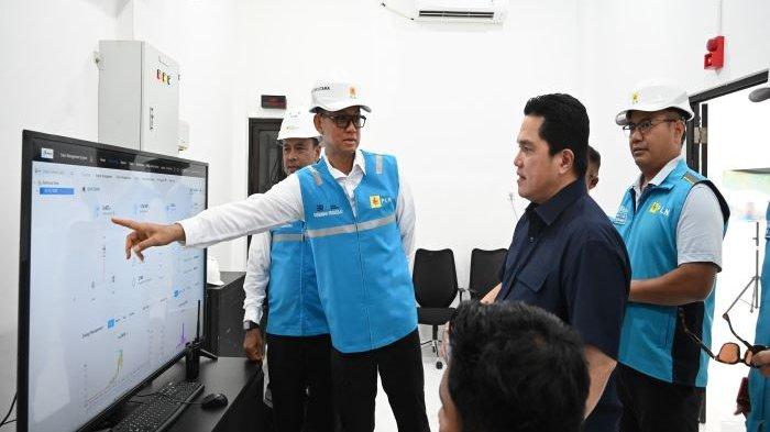 Menteri BUMN Erick Thohir (dua dari kanan) bersama Sekretaris Kementerian BUMN Rabin Indrajad Hattari (kanan), Direktur Utama PLN Darmawan Prasodjo (dua dari kiri), dan Direktur Utama PLN Nusantara Power Ruly Firmansyah (kiri) saat mengunjungi ruang kontrol PLTS IKN di Penajam Paser Utara, Kalimantan Timur, Sabtu (29/6).