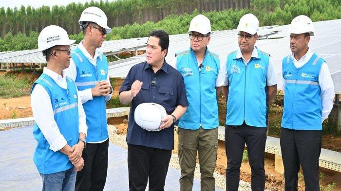 Menteri BUMN Erick Thohir (tiga dari kiri) diskusi bersama Wakil Menteri BUMN Kartika Wirjoatmodjo (tiga dari kanan), Sekretaris Kementerian BUMN Rabin Indrajad Hattari (dua dari kanan), Direktur Utama PLN Darmawan Prasodjo (dua dari kiri), Direktur Distribusi PLN Adi Priyanto (kiri) dan Direktur Utama PLN Nusantara Power Ruly Firmansyah (kanan) saat mengunjungi pembangkit listrik tenaga surya (PLTS) Ibu Kota Nusantara (IKN), di Penajam Paser Utara, Kalimantan Timur, Sabtu (29/6).