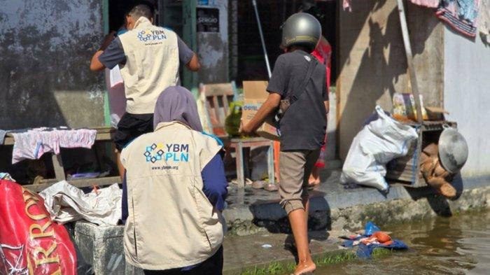 Relawan Yayasan Baitul Maal PLN (YBM PLN) PLN Unit Induk Distribusi Sulawesi Utara, Tengah, dan Gorontalo (UID Suluttenggo) menyalurkan bantuan langsung di rumah-rumah masyarakat korban banjir Gorontalo