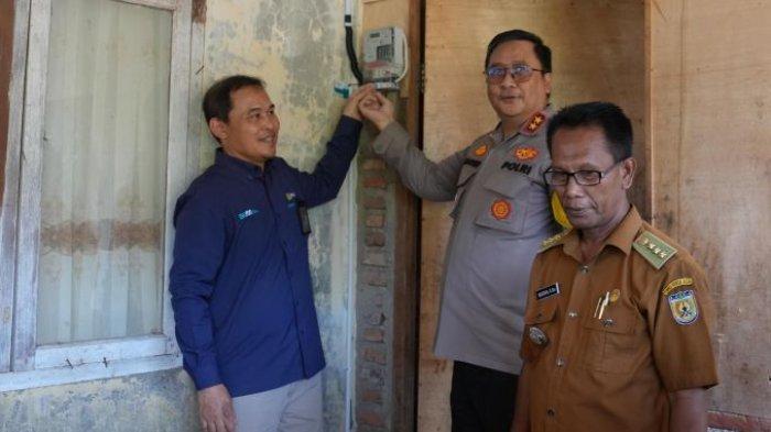 Warga kelurahan Cakung Timur, Jakarta Timur Syukur (dua dari kanan) yang menjadi penerima manfaat program Light Up The Dream menyalakan listrik di rumahnya bersama Senior Manager Niaga dan Pelayanan Pelanggan PLN Unit Induk Distribusi Jakarta Raya, Inu Suprianto (tiga dari kanan).