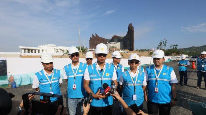 Direktur Utama PLN, Darmawan Prasodjo (tengah) didampingi oleh Direktur Distribusi PLN, Adi Priyanto (kedua dari kanan), Direktur Transmisi dan Perencanaan Sistem PLN, Evy Haryadi (kedua dari kiri), Direktur Utama PLN Icon Plus, Ari Rahmat Indra Cahyadi (kanan), Direktur PLN Nusantara Power, Ruly Firmansyah (kiri), Direktur Utama PLN Nusa Daya, Feby Joko Priharto (ketiga dari kanan) dan General Manager PLN UID Kaltimra, Agung Murdifi (ketiga dari kiri) menyampaikan bahwa sistem kelistrikan di IKN dilengkapi dengan skema pengamanan berlapis dan ditopang oleh pembangkit yang ramah lingkungan.