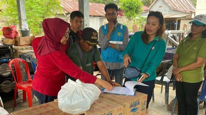 Pemerintah Desa Mbuwu dan Desa Dampal saat menerima paket bantuan dari PLN.