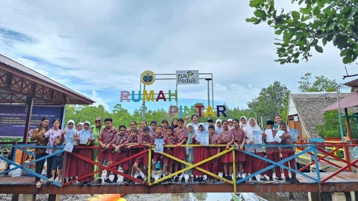 Pelatihan Dasar pengembangan Eduwisata dengan memberikan Pengenalan Wisata Palaes dalam bentuk belajar Bahasa Inggris gratis yang berkolaborasi dengan Yayasan Atackerz serta memberikan Edukasi Kelistrikan bahaya dan manfaat listrik melalui Komik Si Lintar bagi 30 Anak-Anak di Desa Berdaya PLN yaitu Desa Palaes.