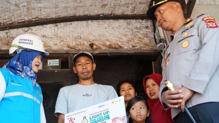 General Manager PLN UID Jawa Barat Susiana Mutia (kiri) bersama Kapolres Sumedang AKBP Joko Dwi Harsono, S.I.K., M.Hum. (kanan), menyerahkan bantuan program Light Up The Dream kepada warga Sumedang, Apep (dua dari kiri) yang berprofesi sebagai pengrajin tembakau.